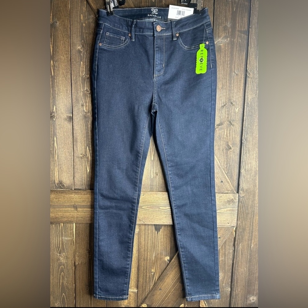 (17)NWT RAFAELLA dark wash, high rise skinny fits sizes 2-4-6.